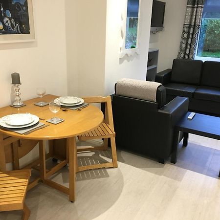 Spacious Ground Floor Studio Flat - Easy Access To Stansted Airport, London And Cambridge Appartement Bishop's Stortford Buitenkant foto