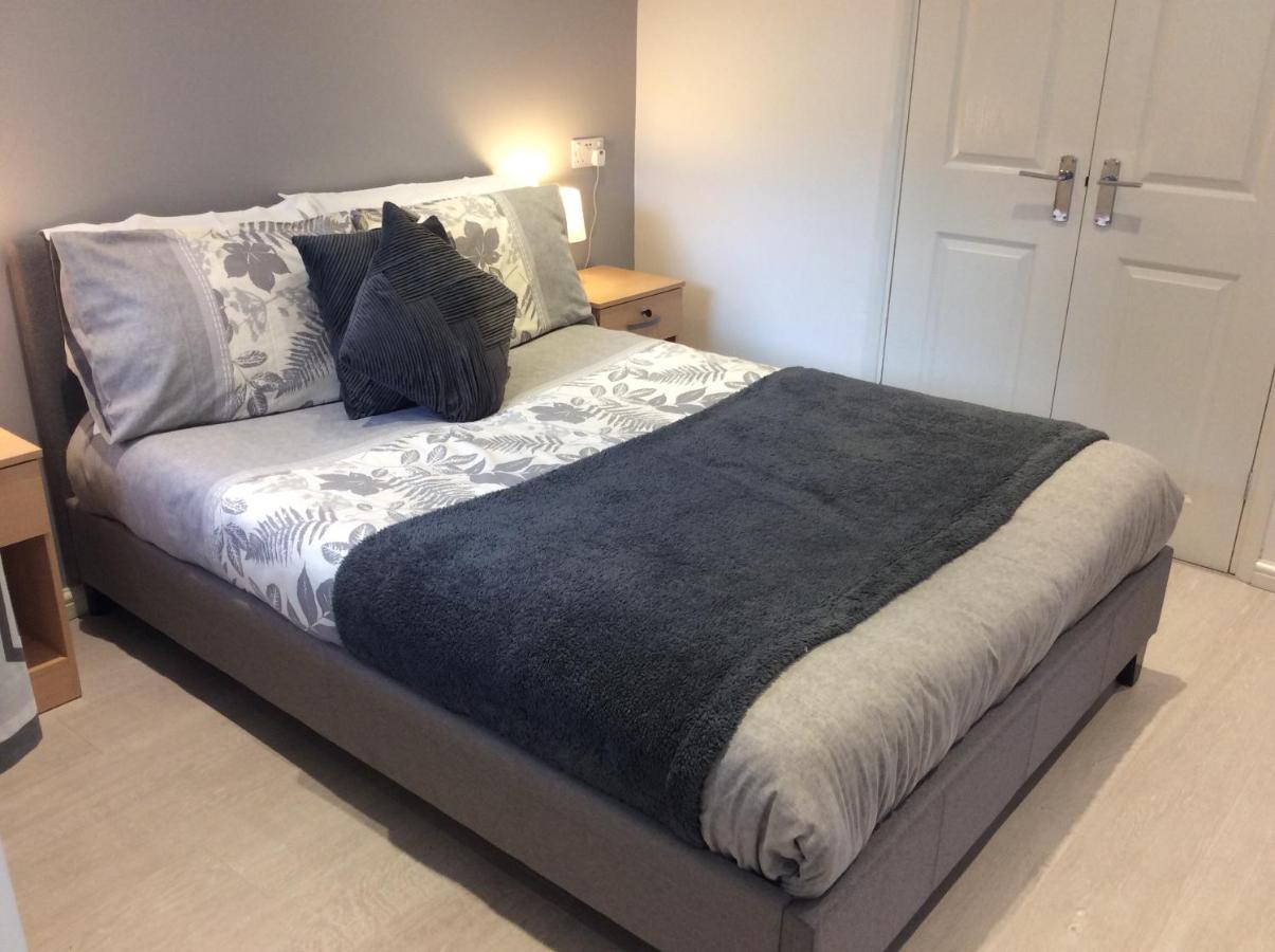 Spacious Ground Floor Studio Flat - Easy Access To Stansted Airport, London And Cambridge Appartement Bishop's Stortford Buitenkant foto