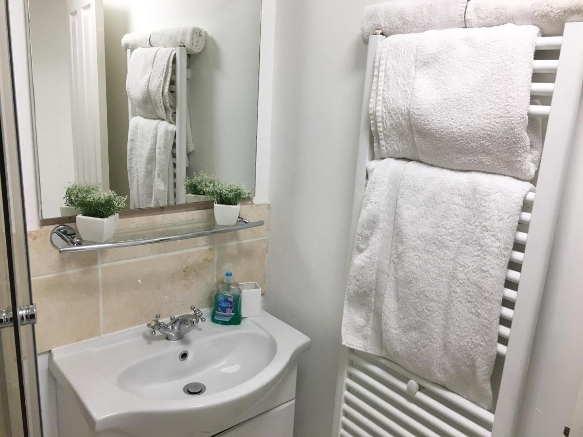 Spacious Ground Floor Studio Flat - Easy Access To Stansted Airport, London And Cambridge Appartement Bishop's Stortford Buitenkant foto
