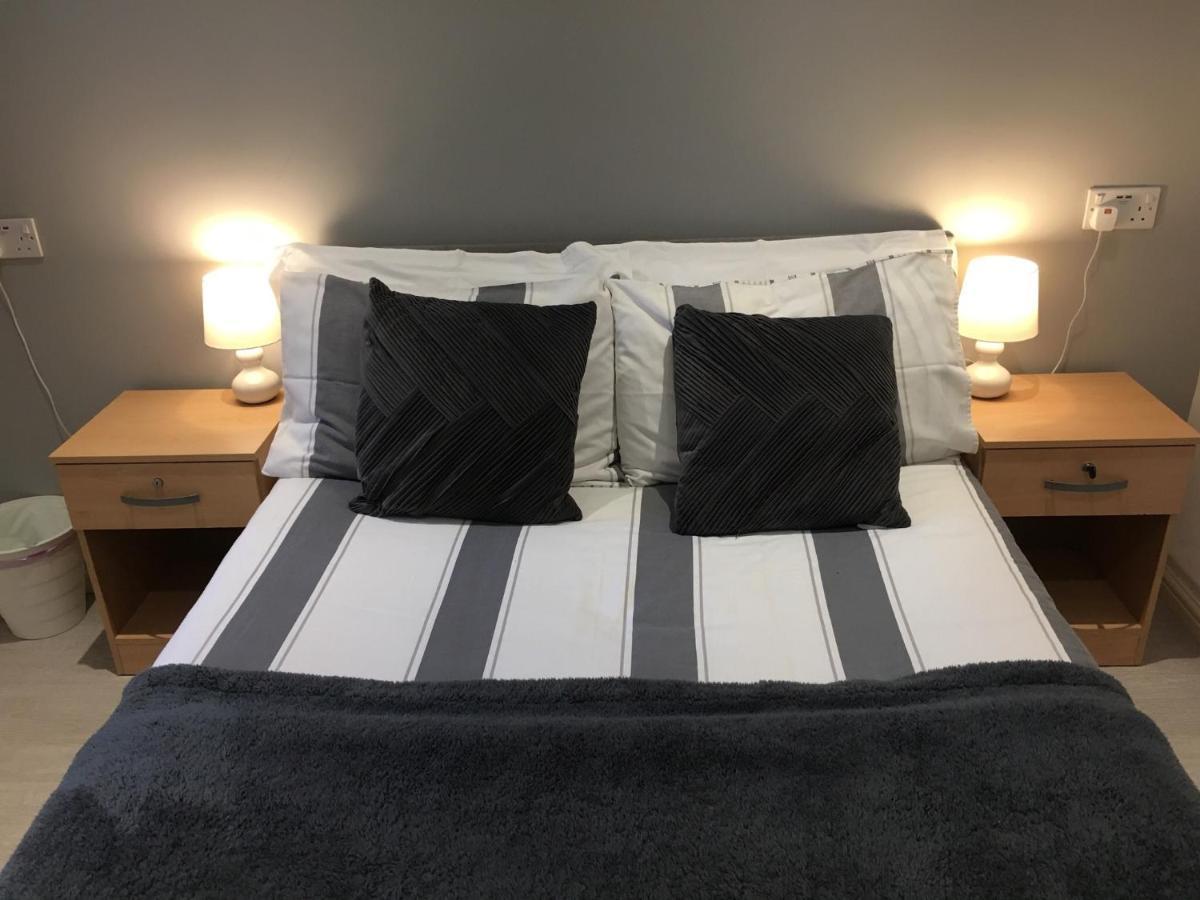 Spacious Ground Floor Studio Flat - Easy Access To Stansted Airport, London And Cambridge Appartement Bishop's Stortford Buitenkant foto