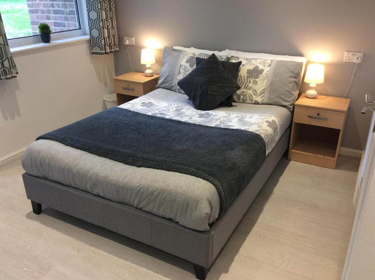 Spacious Ground Floor Studio Flat - Easy Access To Stansted Airport, London And Cambridge Appartement Bishop's Stortford Buitenkant foto