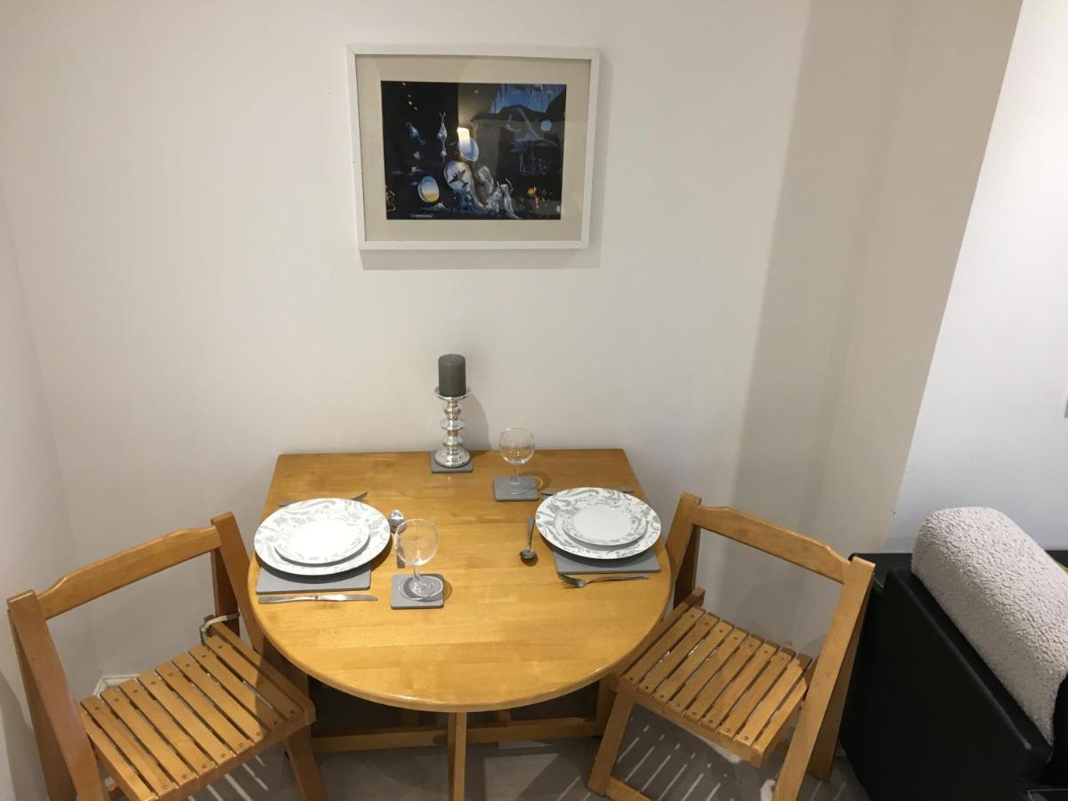 Spacious Ground Floor Studio Flat - Easy Access To Stansted Airport, London And Cambridge Appartement Bishop's Stortford Buitenkant foto