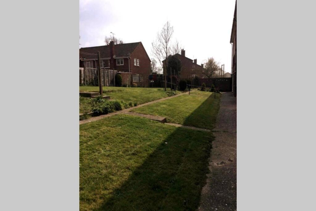 Spacious Ground Floor Studio Flat - Easy Access To Stansted Airport, London And Cambridge Appartement Bishop's Stortford Buitenkant foto
