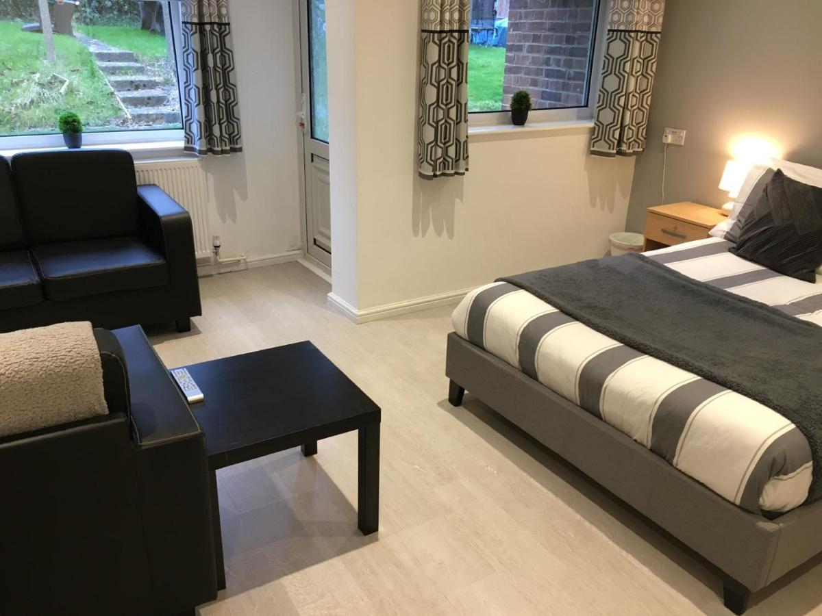 Spacious Ground Floor Studio Flat - Easy Access To Stansted Airport, London And Cambridge Appartement Bishop's Stortford Buitenkant foto