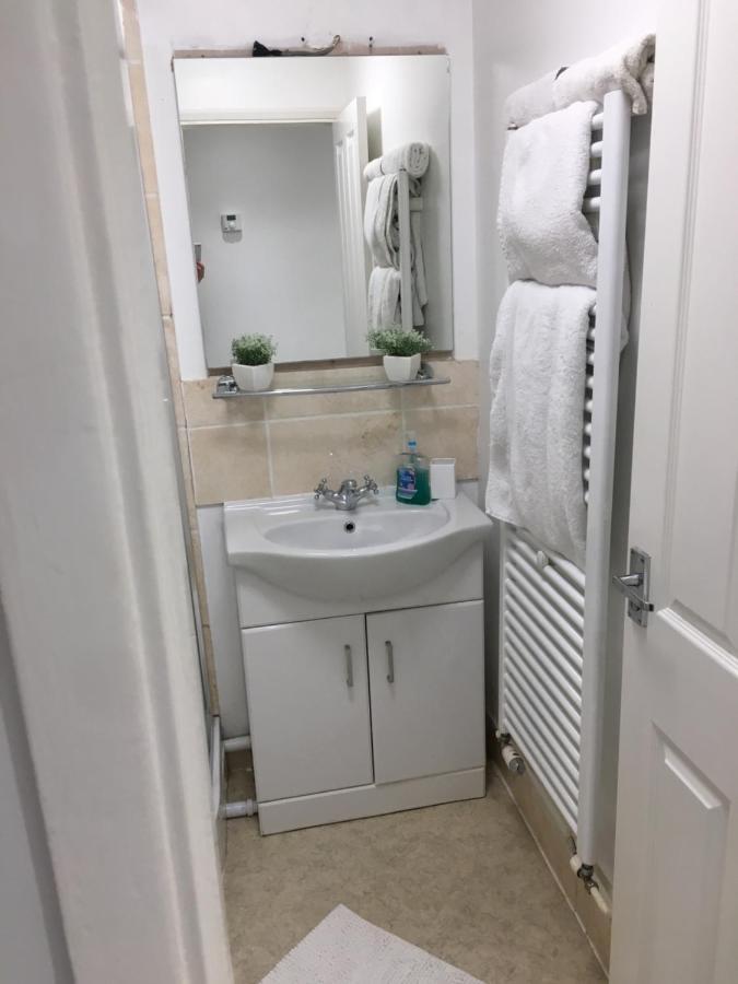 Spacious Ground Floor Studio Flat - Easy Access To Stansted Airport, London And Cambridge Appartement Bishop's Stortford Buitenkant foto
