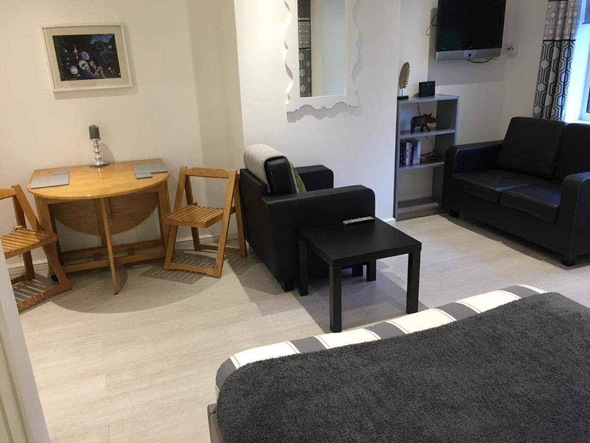 Spacious Ground Floor Studio Flat - Easy Access To Stansted Airport, London And Cambridge Appartement Bishop's Stortford Buitenkant foto