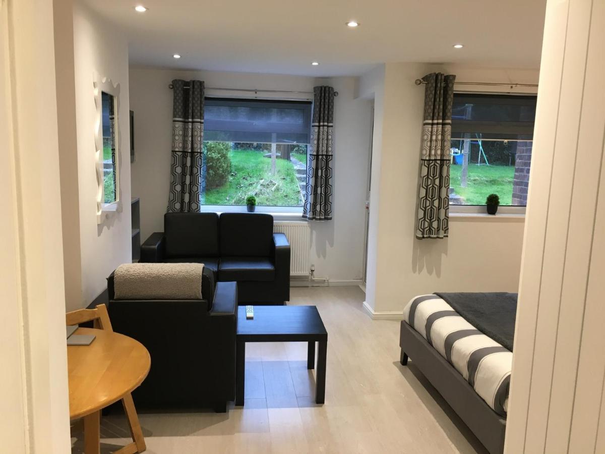 Spacious Ground Floor Studio Flat - Easy Access To Stansted Airport, London And Cambridge Appartement Bishop's Stortford Buitenkant foto