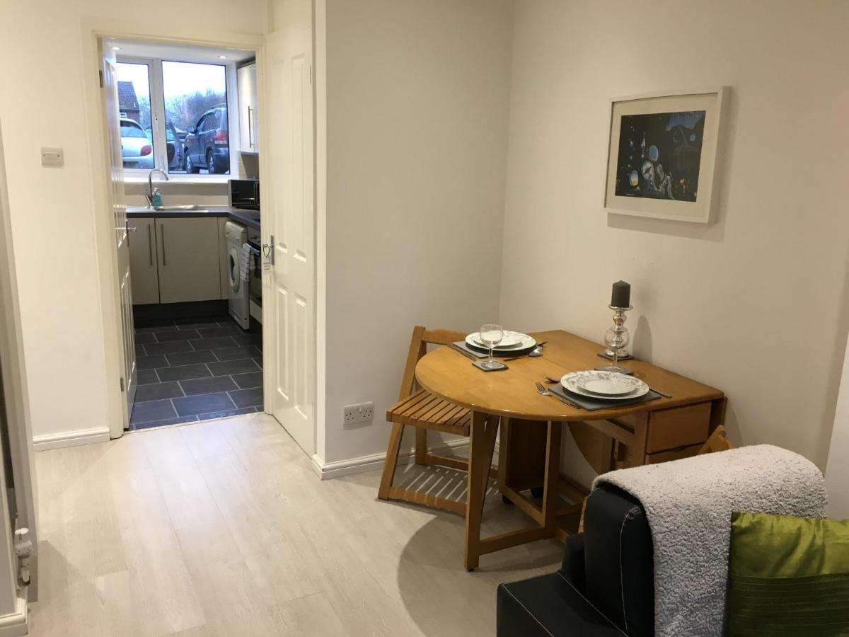 Spacious Ground Floor Studio Flat - Easy Access To Stansted Airport, London And Cambridge Appartement Bishop's Stortford Buitenkant foto