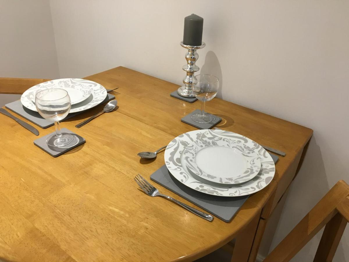 Spacious Ground Floor Studio Flat - Easy Access To Stansted Airport, London And Cambridge Appartement Bishop's Stortford Buitenkant foto