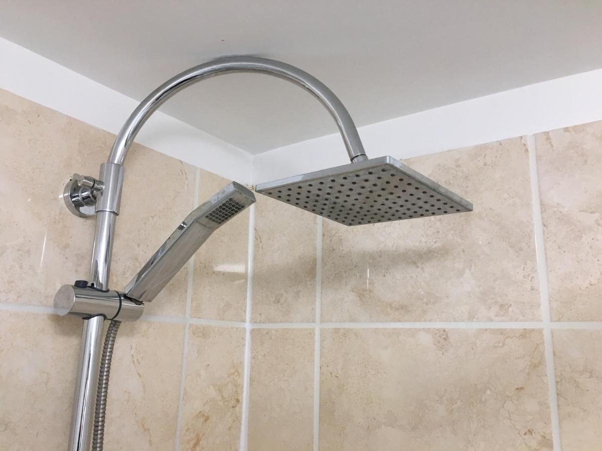 Spacious Ground Floor Studio Flat - Easy Access To Stansted Airport, London And Cambridge Appartement Bishop's Stortford Buitenkant foto