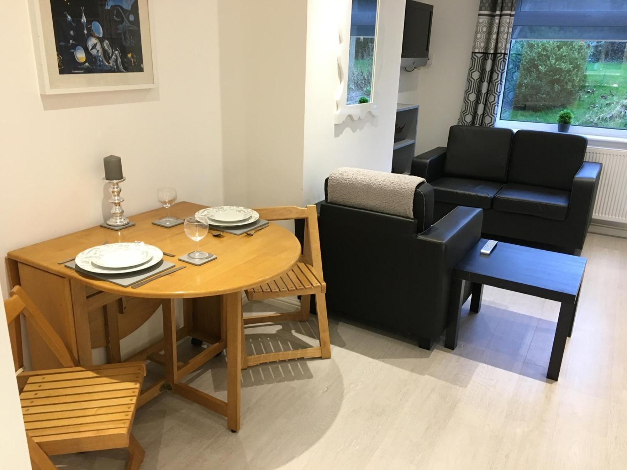 Spacious Ground Floor Studio Flat - Easy Access To Stansted Airport, London And Cambridge Appartement Bishop's Stortford Buitenkant foto